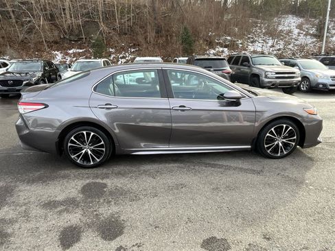 Used 2018 Toyota Camry L image 6