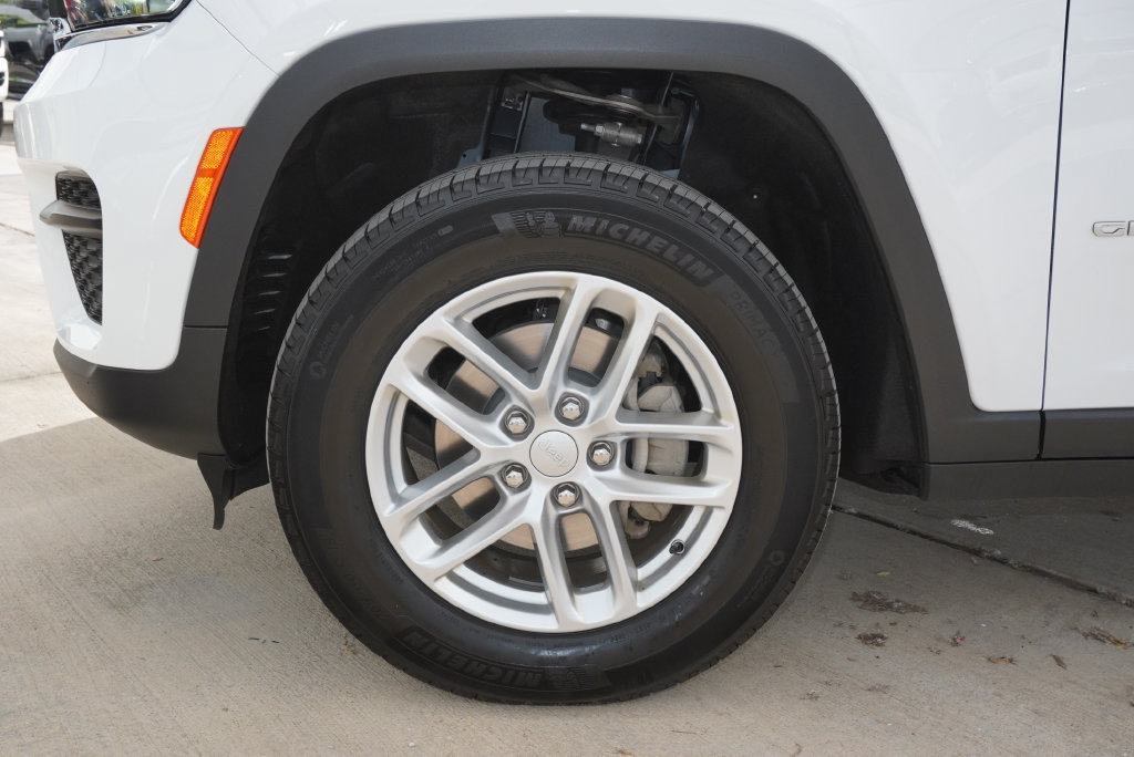 Used 2025 Jeep Grand Cherokee Laredo X AWD/4WD image 12