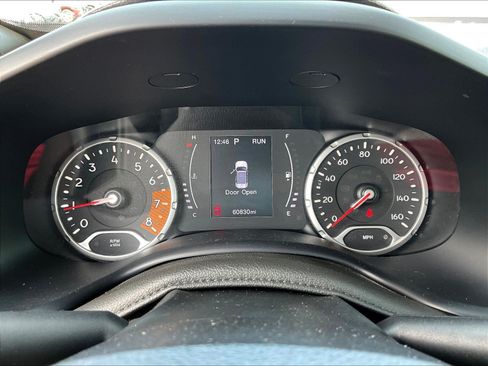 Used 2023 Jeep Renegade Latitude AWD/4WD image 12