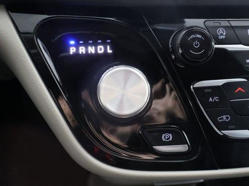 Used 2024 Chrysler Pacifica Touring-L image 45