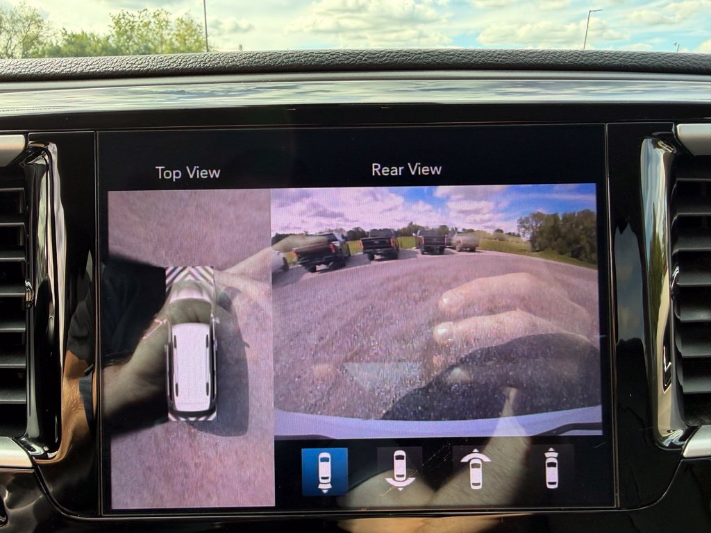 Used 2020 Chrysler Pacifica Touring-L w/ Advanced Safetytec Group FWD image 4