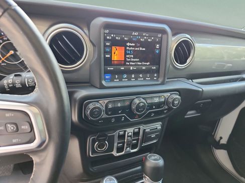 Used 2019 Jeep Wrangler Unlimited Sahara image 11