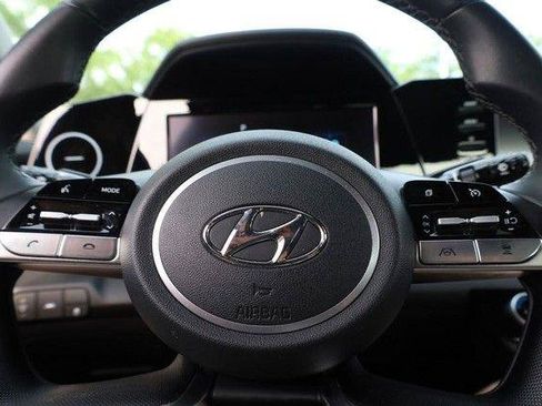 Used 2022 Hyundai Elantra SEL w/ Convenience Package FWD image 9