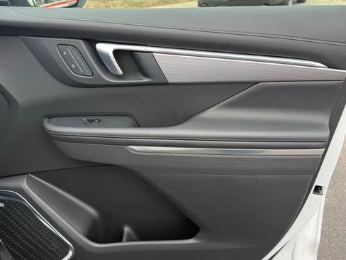 Used 2025 Buick Enclave Preferred image 13