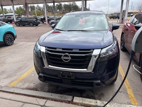 Used 2024 Nissan Pathfinder SV FWD image 2