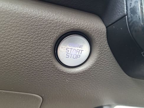 Used 2025 Kia Carnival FWD image 29