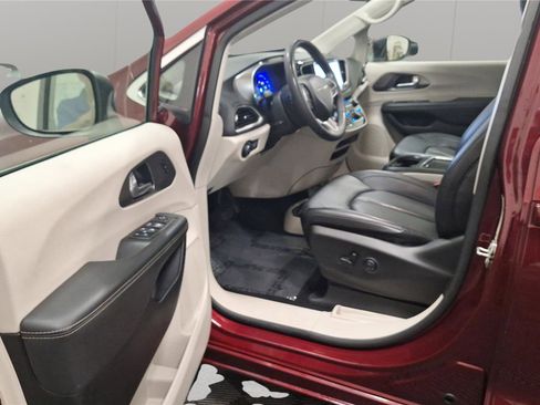 Used 2023 Chrysler Pacifica Touring-L FWD image 23
