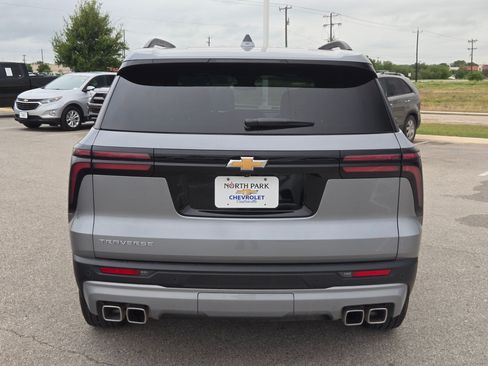 Used 2025 Chevrolet Traverse LT w/ Driver Confidence Package FWD image 4