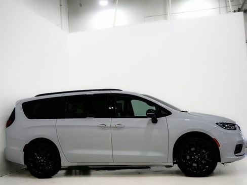 New 2026 Chrysler Pacifica Limited w/ S Appearance Package image 5