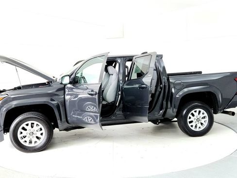 Certified 2025 Toyota Tacoma SR5 AWD/4WD image 10