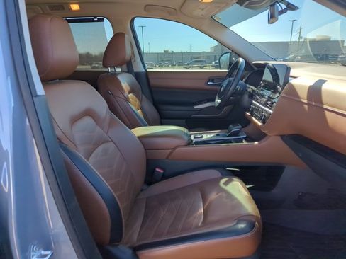 Used 2023 Nissan Pathfinder Platinum image 18