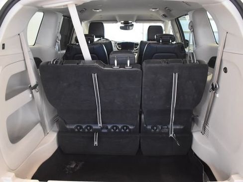 Used 2024 Chrysler Pacifica Touring-L FWD image 16