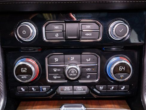 Used 2024 GMC Yukon Denali Ultimate AWD/4WD image 24
