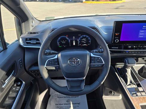 Certified 2025 Toyota Sienna Limited image 23