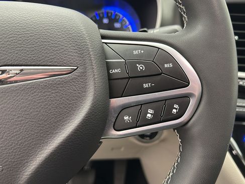 Used 2023 Chrysler Pacifica Touring-L AWD/4WD image 18