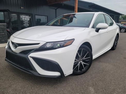 Used 2023 Toyota Camry SE FWD image 1
