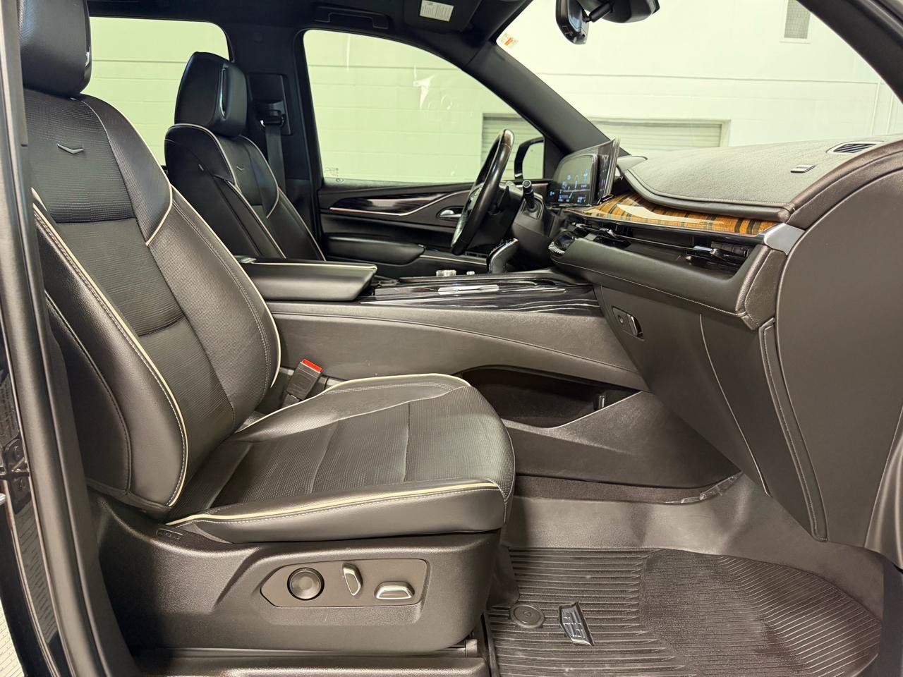 Used 2023 Cadillac Escalade ESV Sport AWD/4WD image 27