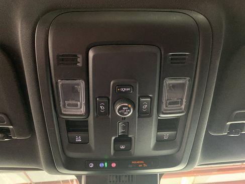 Used 2025 Chevrolet Suburban High Country RWD image 27