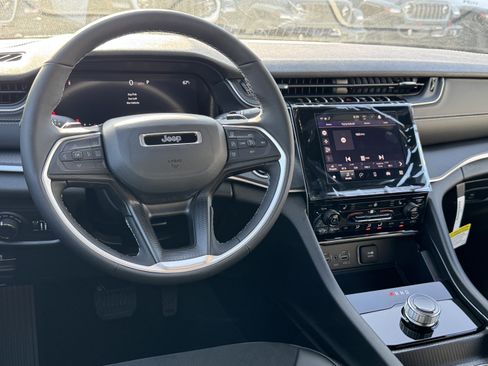 New 2025 Jeep Grand Cherokee Altitude image 31