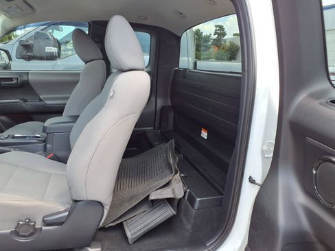 Used 2017 Toyota Tacoma SR AWD/4WD image 5