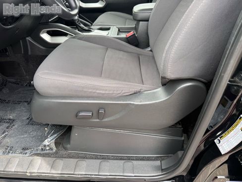 Used 2024 Nissan Frontier SV image 14