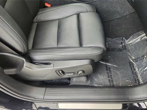 Used 2024 Volvo XC40 B5 Plus image 24