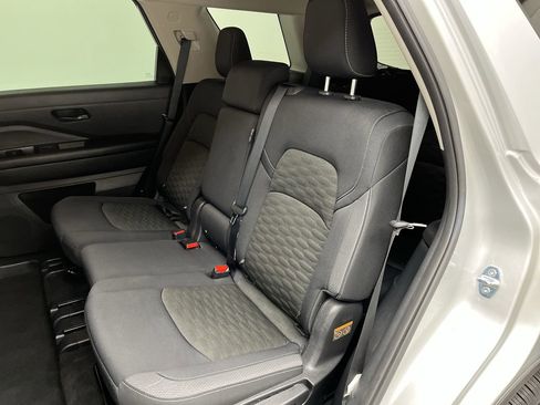 Used 2024 Nissan Pathfinder SV image 10