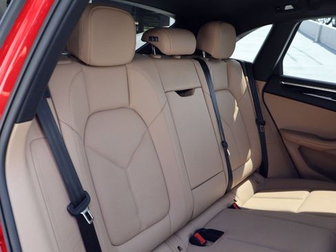 Certified 2025 Porsche Macan image 23