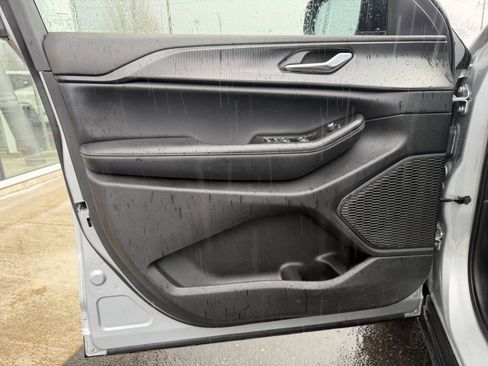 Used 2024 Jeep Grand Cherokee L Laredo image 11