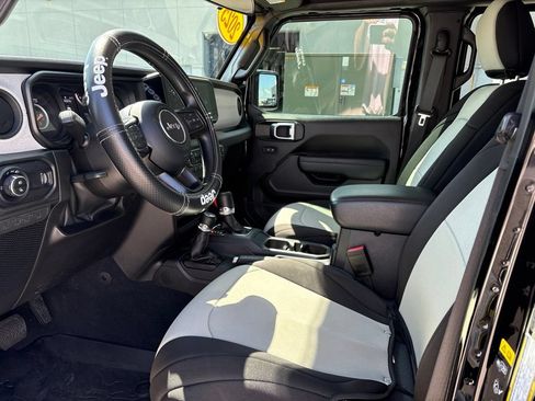 Used 2025 Jeep Gladiator Sport AWD/4WD image 8