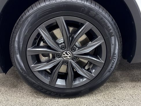 Used 2024 Volkswagen Tiguan SE image 2