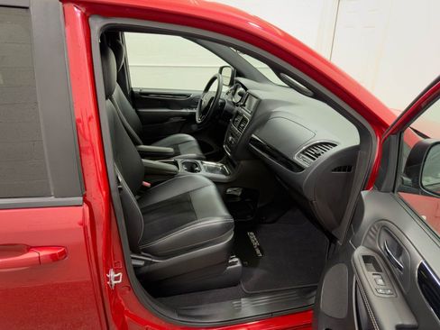Used 2014 Dodge Grand Caravan SXT image 18