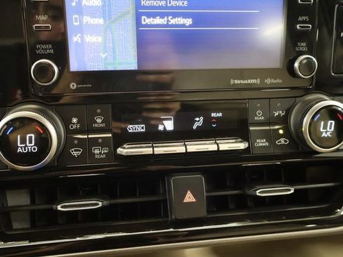 Used 2022 Toyota Highlander XLE AWD/4WD image 27