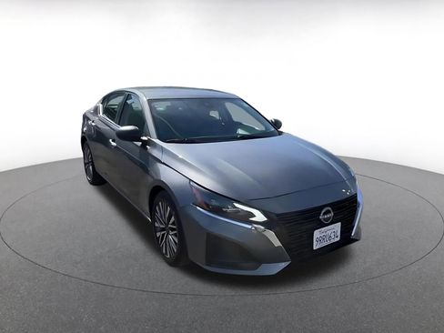 Used 2025 Nissan Altima 2.5 SV image 3