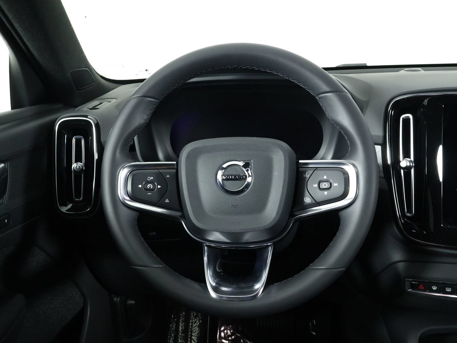 Certified 2023 Volvo XC40 Recharge Core w/ Protection Package Premier AWD/4WD image 8