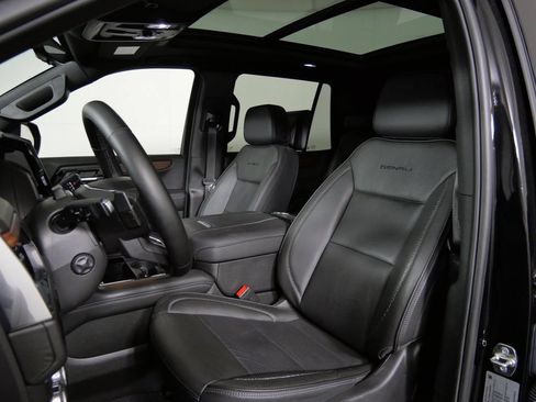 Used 2025 GMC Yukon Denali w/ Denali Reserve Package AWD/4WD image 12