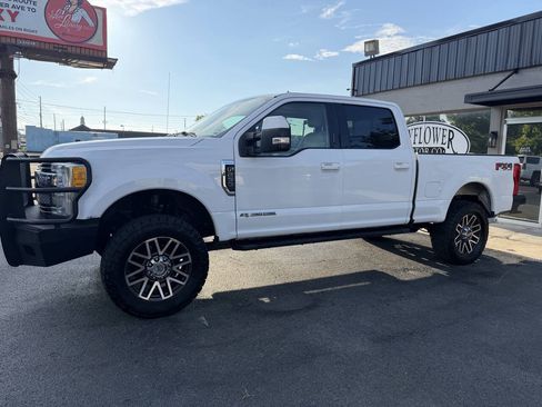 Used 2017 Ford F250 Lariat w/ Lariat Value Package AWD/4WD image 2