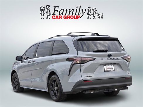 Used 2025 Toyota Sienna XLE Woodland Edition image 3