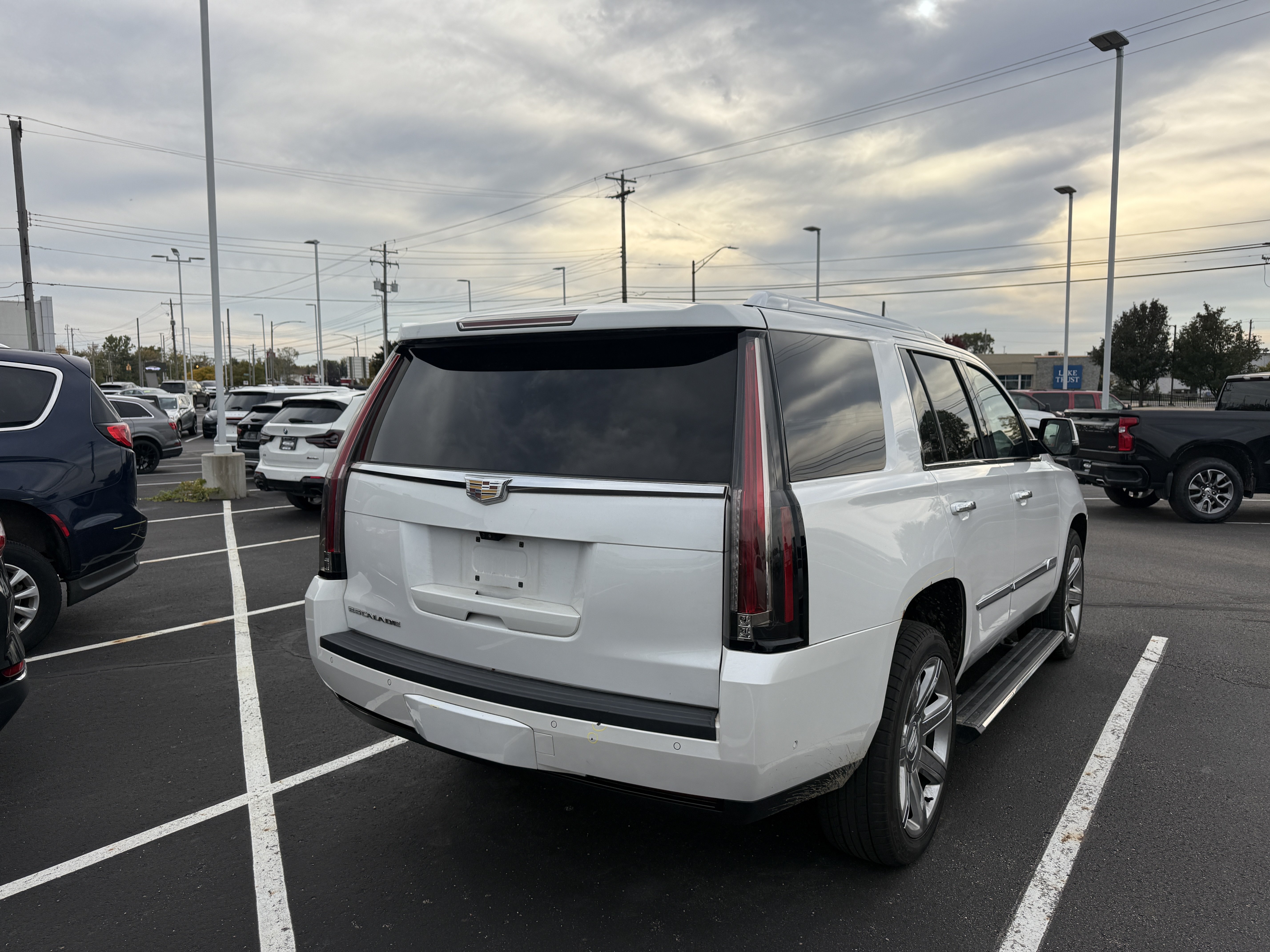 Used 2017 Cadillac Escalade Premium Luxury AWD/4WD image 6