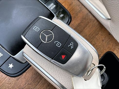 Used 2022 Mercedes-Benz GLE 350 4MATIC w/ Premium Package image 15