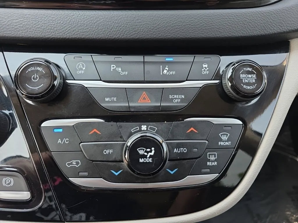 Used 2023 Chrysler Pacifica Touring-L FWD image 31