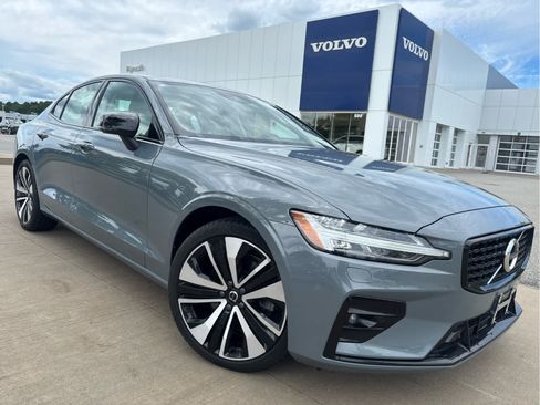 Used 2022 Volvo S60 B5 Momentum w/ Premium Package AWD/4WD image 3