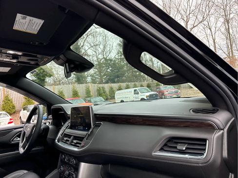 Used 2023 Chevrolet Suburban LT w/ Luxury Package image 31