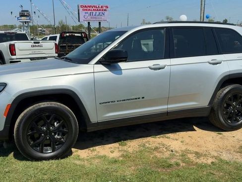 Used 2025 Jeep Grand Cherokee Altitude AWD/4WD image 3