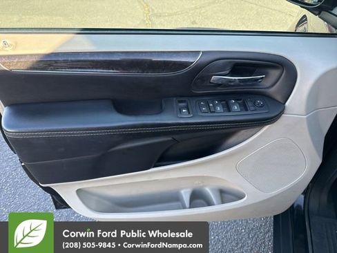 Used 2014 Chrysler Town & Country Touring image 14