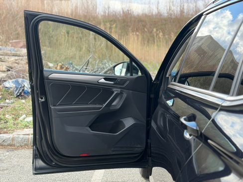 Used 2023 Volkswagen Tiguan SE image 11