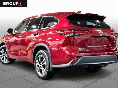 Used 2021 Toyota Highlander XLE image 11