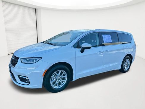 Used 2023 Chrysler Pacifica Touring-L FWD image 1