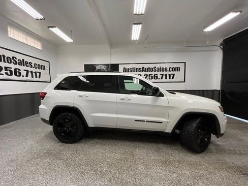 Used 2019 Jeep Grand Cherokee Laredo image 2