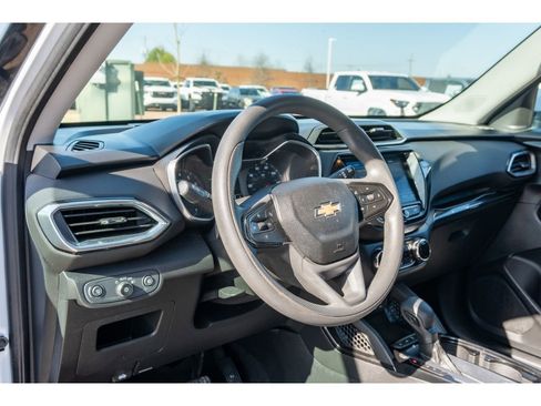 Used 2021 Chevrolet TrailBlazer LT w/ Convenience Package image 9